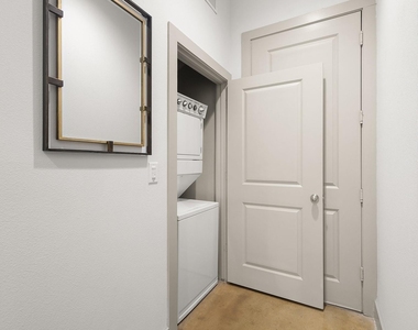 1616 W W Dallas Street - Photo Thumbnail 7
