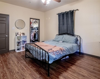 1239 20th Street - Photo Thumbnail 15