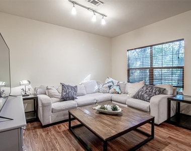 1239 20th Street - Photo Thumbnail 5