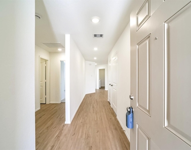5227 Sunvalley Bend Drive - Photo Thumbnail 4