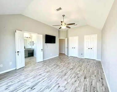 2526 Lake Dale Lane - Photo Thumbnail 20