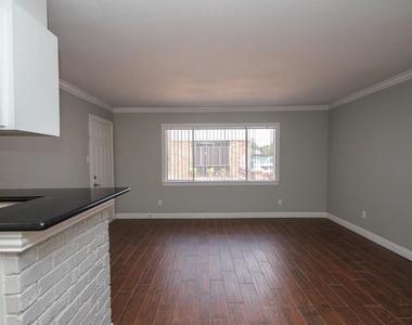 2011 Marshall Street - Photo Thumbnail 12
