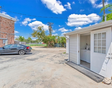 2011 Marshall Street - Photo Thumbnail 4