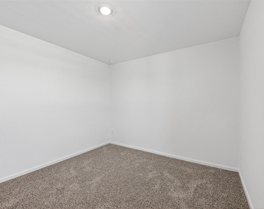 407 Robin Street - Photo Thumbnail 30