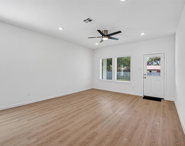 407 Robin Street - Photo Thumbnail 10
