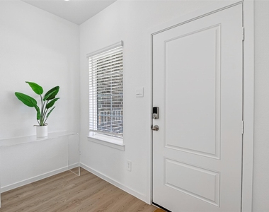 407 Robin Street - Photo Thumbnail 5