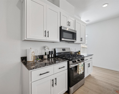 407 Robin Street - Photo Thumbnail 15
