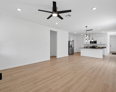 407 Robin Street - Photo Thumbnail 7