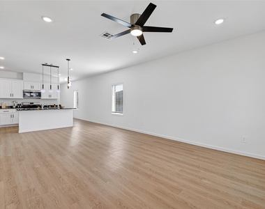 407 Robin Street - Photo Thumbnail 8