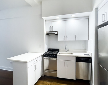 East 46 Street - Photo Thumbnail 3
