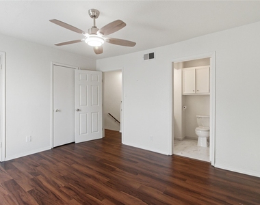 11000 Kinghurst Drive - Photo Thumbnail 15