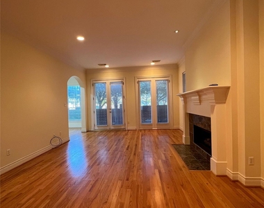 1929 Woodbury Street - Photo Thumbnail 4