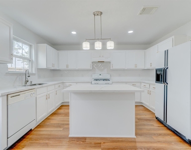 3211 Legends Hill Court - Photo Thumbnail 5