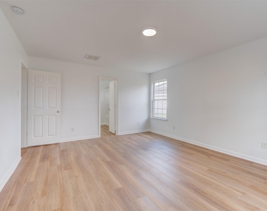 3211 Legends Hill Court - Photo Thumbnail 8