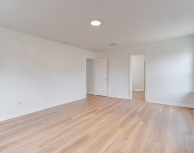 3211 Legends Hill Court - Photo Thumbnail 9