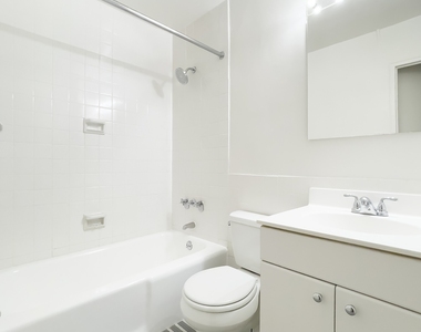 East 49 Street - Photo Thumbnail 4