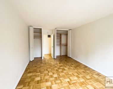 East 49 Street - Photo Thumbnail 2