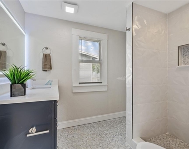 2506 1/2 E Columbus Drive - Photo Thumbnail 18
