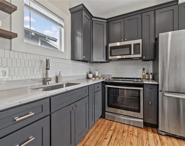 2506 1/2 E Columbus Drive - Photo Thumbnail 7