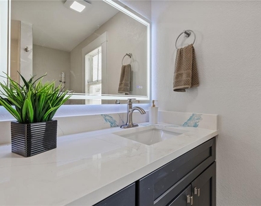 2506 1/2 E Columbus Drive - Photo Thumbnail 17