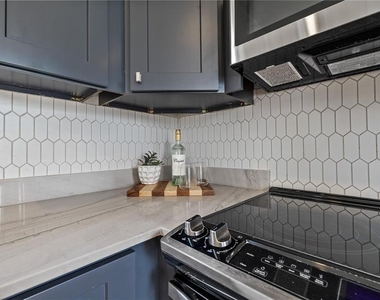 2506 1/2 E Columbus Drive - Photo Thumbnail 8