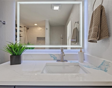 2506 1/2 E Columbus Drive - Photo Thumbnail 16