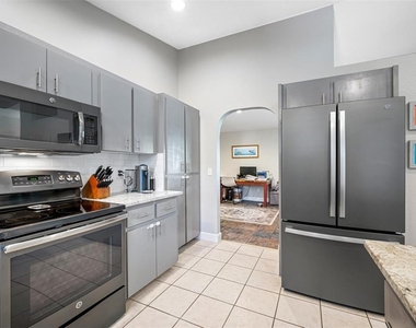 1632 Windsor Place - Photo Thumbnail 8