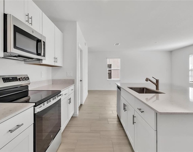 8505 Bella Mar Trail - Photo Thumbnail 6
