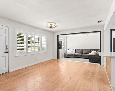 4104 W Knights Avenue - Photo Thumbnail 4
