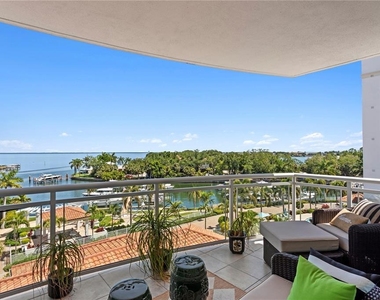 1325 Snell Isle Boulevard Ne - Photo Thumbnail 2