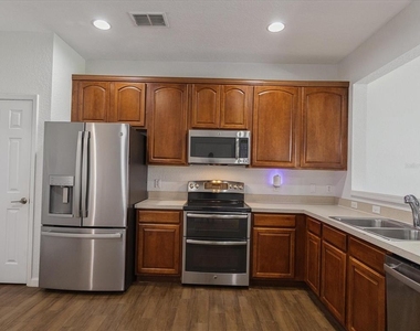 1055 Rock Harbor Avenue - Photo Thumbnail 4