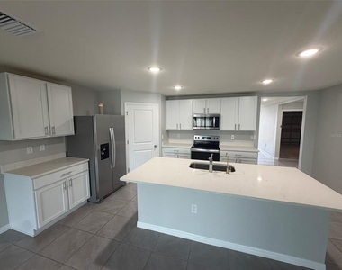 4703 Sw 85th Place - Photo Thumbnail 2