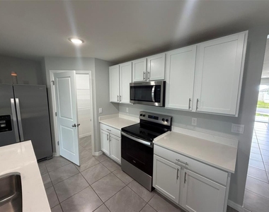 4703 Sw 85th Place - Photo Thumbnail 4