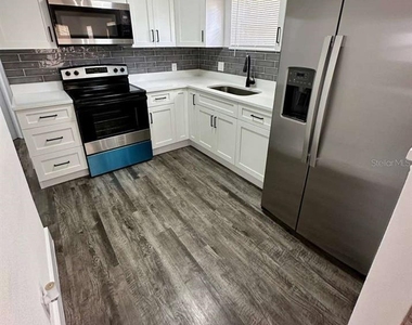 1016 Avenue A - Photo Thumbnail 4