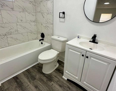1016 Avenue A - Photo Thumbnail 9