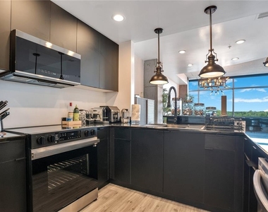 525 E Jackson Street - Photo Thumbnail 7