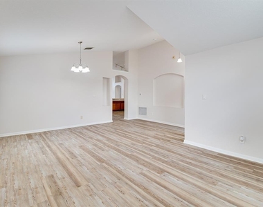 19756 Glen Elm Way - Photo Thumbnail 7