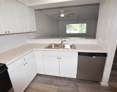 908 Sumter Street - Photo Thumbnail 8