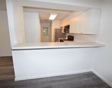 908 Sumter Street - Photo Thumbnail 7