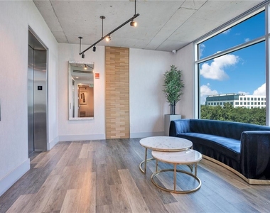 525 E Jackson Street - Photo Thumbnail 4