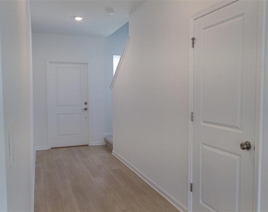 6433 Domizio Drive - Photo Thumbnail 4