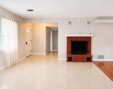 1675 De Leon Street - Photo Thumbnail 4