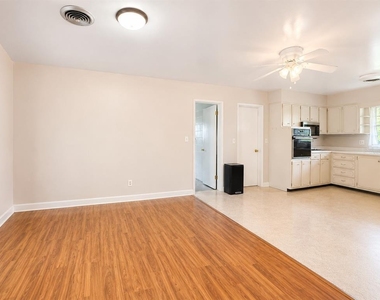 1675 De Leon Street - Photo Thumbnail 5