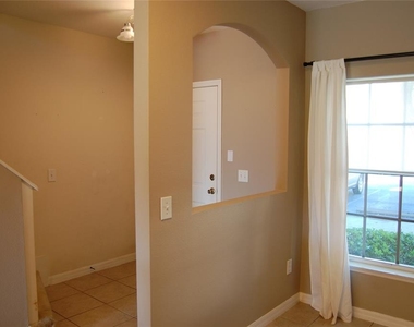 423 Wilton Circle - Photo Thumbnail 2