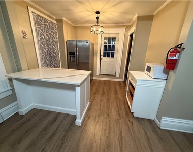 840 W Walnut Street - Photo Thumbnail 8
