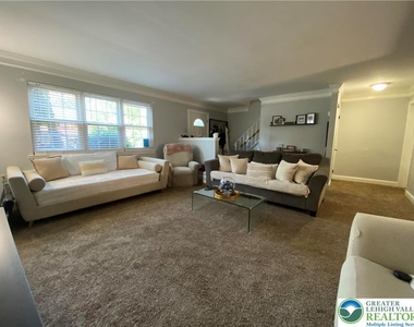 1656 Angela Drive - Photo Thumbnail 3