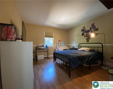 1656 Angela Drive - Photo Thumbnail 12
