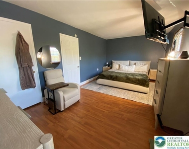 1656 Angela Drive - Photo Thumbnail 9