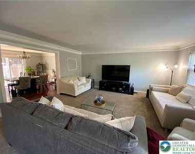 1656 Angela Drive - Photo Thumbnail 2