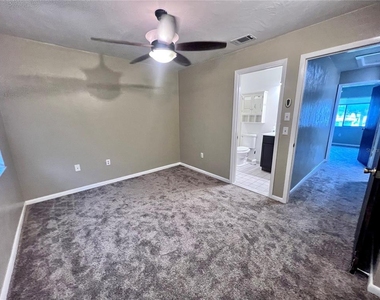 2735 Sw 35th Place - Photo Thumbnail 2